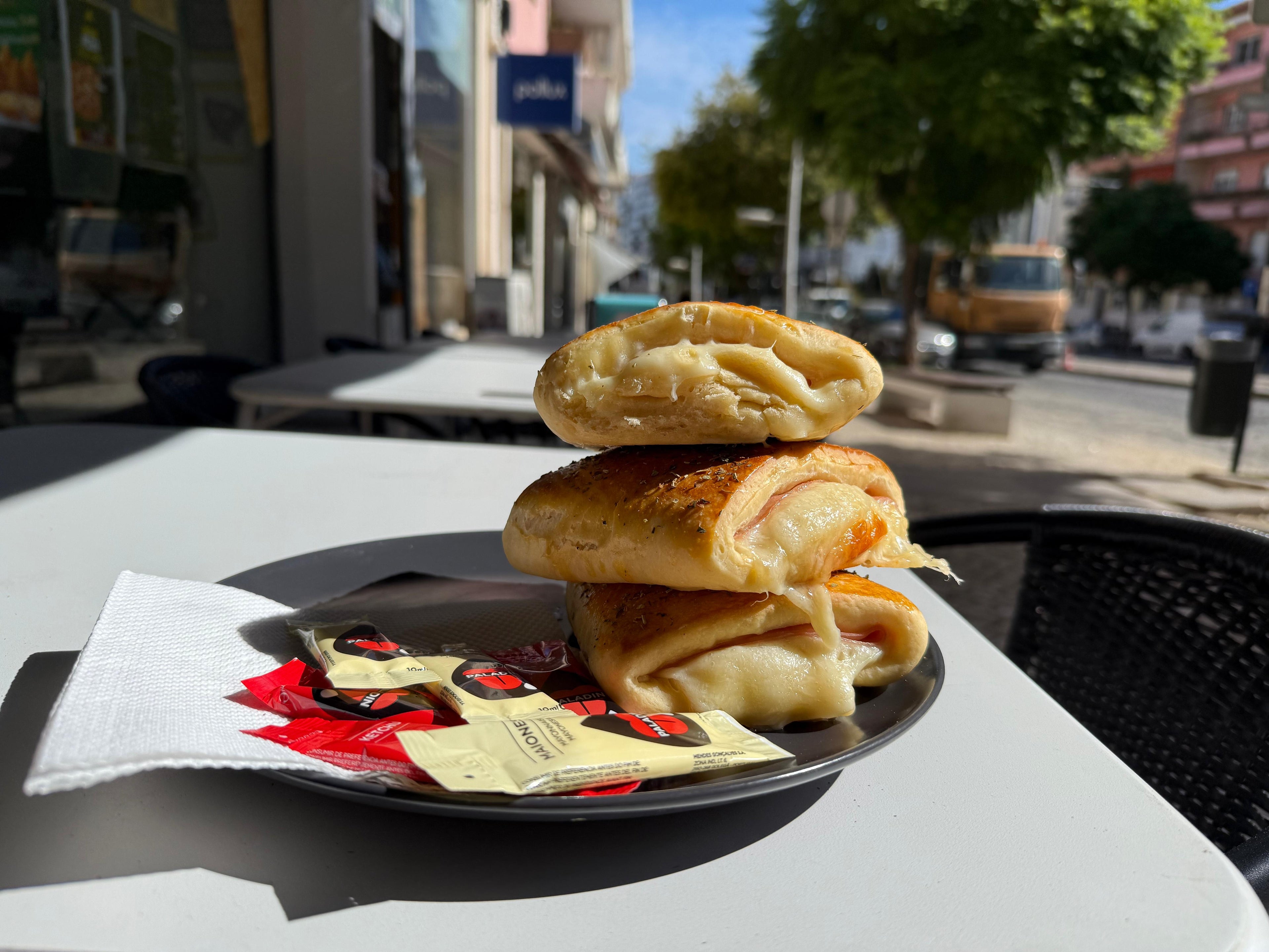 Pão recheado com queijo e fiambre